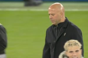 斯洛特换人遭诟病：换上远藤航是最糟糕换人，萨拉赫应该被换下