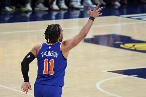 布朗：布伦森正适应新体系 当他持球进攻时身边的进攻空间更大了