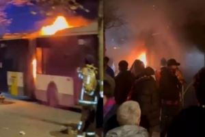 每体：巴萨会员球迷在布鲁日巴士内纵火被捕，另两人携带烟火被查