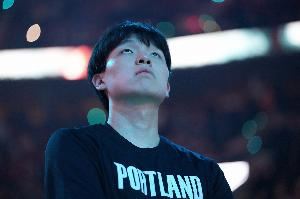 记者:南湾湖人内线储备丰富 杨瀚森得像吕布一样连战三英